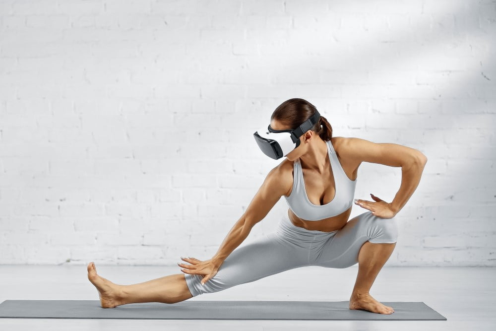 Kvinde der træner med VR headset på
